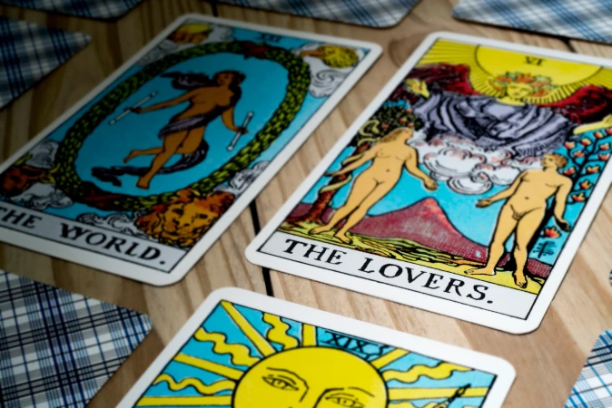 Il significato della Carta degli Amanti nei Tarocchi amore, scelte e dualità